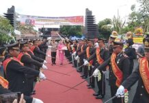 Penyambutan Kapolres Karanganyar Baru dengan Tradisi Pedang Pora