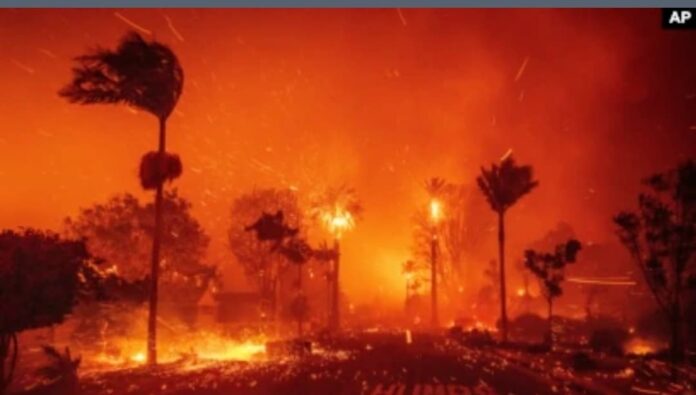 WhatsApp Image 2025-01-16 at 12.28.05 Kebakaran melanda kawasan di tengah angin kencang di kawasan Pacific Palisades, Los Angeles, 7 Januari 2025. (Ethan Swope/AP)