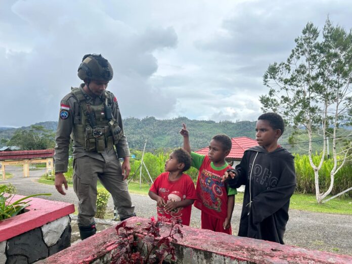 IMG-20250226-WA0070 Patroli Dialogis Satgas Damai Cartenz di Oksibil Pererat Hubungan Warga