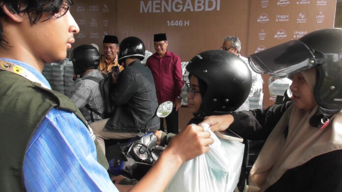 "UMY Mengabdi," kampus ini membagikan lebih dari 4000 paket takjil setiap harinya dengan sistem drive-thru, memungkinkan mahasiswa menerima takjil tanpa harus turun dari kendaraan.