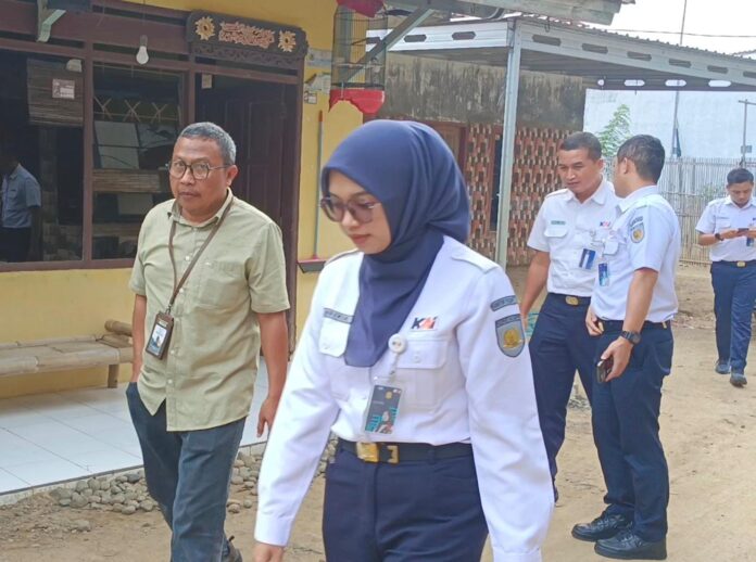 Perwakilan PT KAI bersama staf ahli DPR RI meninjau rumah warga terdampak banjir bandang di Kedungwuni Barat, Kabupaten Pekalongan, Senin (3/3/2025). (Foto- Kermit)