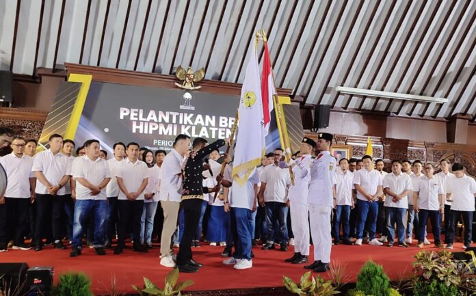 HIPMI klaten Pelantikan Pengurus Himpunan Pengusaha Muda Indonesia (HIPMI) Kabupaten Klaten, Jawa Tengah, diharapkan dapat menjadi pedoman bagi masyarakat dalam menciptakan lapangan pekerjaan baru. Terlebih di masa efisiensi anggaran saat ini, HIPMI diharapkan dapat berkolaborasi dalam membangun Kabupaten Klaten.