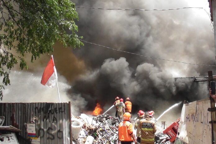 Gudang Rongsok di Bantul Terbakar, Pemilik Usaha Terluka, Kerugian Mencapai 550 Juta Rupiah