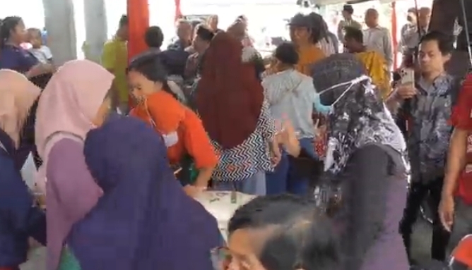 Warga Serbu Pasar Murah Sembako untuk Kebutuhan Ramadhan dan Lebaran, Segini Harganya!! Warga Serbu Pasar Murah Sembako untuk Kebutuhan Ramadhan dan Lebaran, Segini Harganya!!