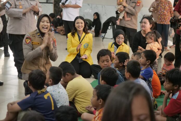 Polri dan Mahasiswa UI Berikan Trauma Healing untuk Korban Banjir Ciliwung