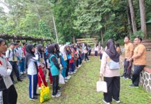 Fortasi SMA Mutual Ajak Siswa Baru Bersih-bersih Kota dan Penghijauan di gunung Tidar Magelang